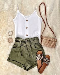 White Linen Top, Olive Shorts, Fest Outfits, Paperbag Shorts, Peplum Tops, Winter Trends, Green Shorts