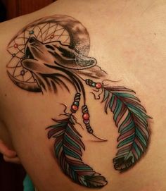 Wolf in a dream catcher tattoo, on the shoulder blade. Done by moonlight tattoos Atrapasueños Tattoo, Rottweiler Tattoo, Indian Feather Tattoos, Bohemian Tattoo, Tattoo Band, Blade Tattoo, Dream Catcher Tattoo Design, Shoulder Blade Tattoo