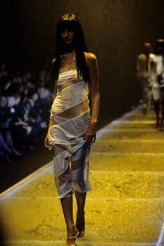 Alexander McQueen Spring 1998 Ready-to-Wear Fashion Show - Erin O'Connor Alexander Mcqueen 90s, 90s Runway Fashion, Vintage Runway, Evolution Of Fashion, 90s Fashion