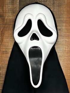 This Listing Includes a Custom Scream 5 Cover Ghostface Mask Painted as Accurate As Possible to What's Shown On-Screen. There is a Piece of Velcro Sewed into The Shroud That is Compatible With Any Scream Robe. Scream Make Up Halloween, Ghostface Mask, Scream 5, Scream Mask, Mask Painting, Homemade Mask, Art 2024, Halloween Photoshoot, Up Halloween