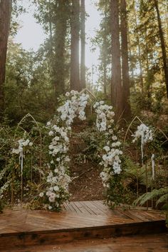 Forest wedding inspo Brooklyn And Bailey Wedding, Wedding Cake Forest, Forest Wedding Dress, Cottage Core Wedding, Forest Fairytale, Lotr Wedding, Fairy Tail Wedding, Twilight Wedding