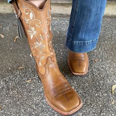 Twisted X Women's Ruff Stock Embroidered Floral Boot WRS0025 Twisted X women's Ruff Stock square toe boot in oiled bomber with tan embroidered flowers on the shaft. The Women’s 13″ WS Toe Ruff Stock Boot offers a timeless look and feel. Handcrafted with working cowgirls in mind, this Ruff Stock is built with signature full-grain leather uppers and molded rubber outsoles for improved traction on smooth surfaces. These boots are crafted to take on each day’s chores without sacrificing comfort. The Cowboy Boots Light Brown, Cowboy Boots Square Toe Women, Square Toe Cowboy Boots Women, Square Toed Cowgirl Boots, Women’s Cowboy Boots, Womens Square Toe Cowboy Boots, Woman Cowboy Boots, Cowgirl Boot Outfits, Floral Cowboy Boots