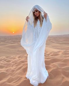 Middle East Clothing, Welcome To Dubai, Desert Photography, Cute Romantic Quotes, Photography Poses Women, White Party