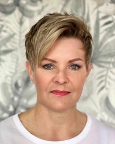 Hairstyle 2022, Hats For Short Hair, Short Hair Pixie, Shaved Hairstyles, Short Sassy Haircuts, Cut Hairstyles, Fall Hair Cuts