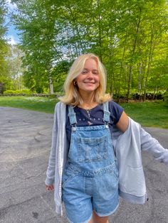 Overall denim overalls overall shorts blue denim ootd casual outfit inspo summer day greenery trees plants Jean Overall Outfits, Overalls Outfit Short, Overalls Outfit Aesthetic, Overall Shorts Outfit, Cute Overall Outfits, Denim Overalls Outfit, Cozy Summer Outfits, Rainy Summer Day, Shortalls Outfit