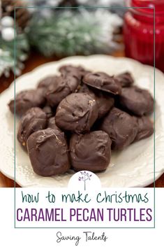 how to make christmas caramel pecan turtles with text overlay that reads, how to make christmas caramel pecan turtles