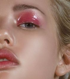 Glossy, pink lids // MUA // TREND // RUNWAY MAKEUP // @marisapclark Editorial Make-up, I Heart Makeup, Permanente Make-up, Mascara Hacks, Glossy Lids, Festival Make Up, Beauty Make-up