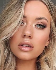 Wedding Makeup Blonde, Green Eyes Blonde Hair, Natural Makeup For Blondes, Simple Prom Makeup, Teknik Makeup, Blonde Hair Green Eyes