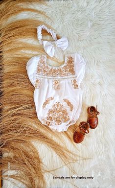 Hemos disenado este hermoso onesie para bebes, es un modelo unico hecho con mucho amor y creatividad. nos gusta transmiir lo hermoso que es nuestra cultura por medio de productos que muestran la autenticidad de Mexico. Si deseas comprar el family matching completo sigue este enlace .. https://mexicanitahandmade1.etsy.c Mexican Baby Shower Theme, Baby Shower Outfit Ideas, Baby Cowgirl, 1st Birthday Outfit Girl, 1st Birthday Outfit, Baby Girl Outfit, Baby Themes