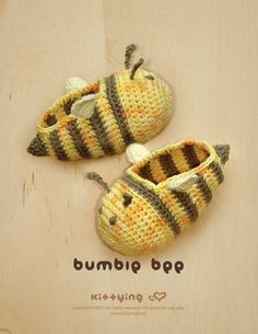 two crocheted slippers are sitting on a wooden surface with the words bumbojoo written below them