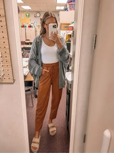 Teacher Outfits Short People, Counselor Work Outfits, Comfy Summer Work Outfits, Cute High School Teacher Outfits, Work Outfits Women Comfy, Comfy Cute Work Outfits, Casual High School Teacher Outfits, Simple Teacher Outfits Winter, Women’s Teacher Outfits