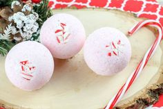 This Christmas bath bomb recipe uses easy, all natural ingredients. Make these fun holiday bath bombs as a DIY gift! Bath Bomb Recipe, Christmas Crafts To Sell, Cheap Christmas Gifts, Cheap Christmas, Christmas Tea, Teacher Christmas Gifts, Christmas Candy Cane