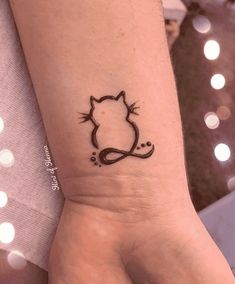 Aesthetic Heena Design Tattoo, Cute Mehandi Tatoos, Aesthetic Small Mehendi Tattoo, Cat Mehandi Designs, Cute Mahendi Design Easy, S Design Mehndi, Heena Simple Design, Mehendi Cute Designs, Small Tattoo Mehendi Design