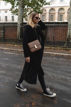 Chucks Outfit, Converse Haute, Black Coat Outfit, High Tops Outfit, Emma Hill, Minimalist Moda, Black High Top Converse, Mode Tips