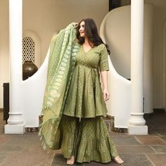 Gold Sharara Suit, Stylish Indian Outfits, Gold Sharara, Sharara Dress, Green Sharara, Gold Suit, Mehendi Outfits