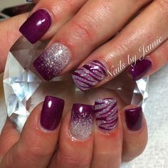 Short Solar Nail Designs, Nails For The New Year 2023, Sparkly Nails Short, Purple Fingernails, Short Purple Nail Ideas, January Nails Ideas 2023, Dark Purple Nails Ideas, Purple Nail Art Designs, Dark Purple Nails