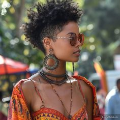 40 Penteados de Verão para Mulheres Negras Mohawk Hairstyle Women, Rockstar Haircuts Women, Locs Mohawk, Curly Hair Shaved Side, Afro Hair Inspiration, Hair Designs For Girls, Curly Mohawk, New Hairstyles, Witch Trials