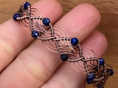 Wire Tutorial Jewelry, Wire Jewelry Ideas, Wire Bracelet Tutorial, Wire Wrapping Beads, Wire Wrap Tutorial, Wire Weaving Tutorial, Wire Jewelry Patterns, Weave Bracelet, Wrap Tutorial