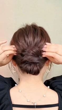 Easy Hair Updos, Peinados Recogidos, Hair Updos, Hair Tutorial, Easy Hairstyles, Stylish Nails, Medium Hair Styles, Hair Styles, Hair