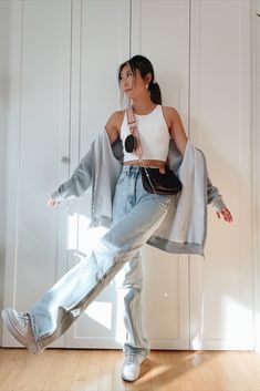 Crop Top And Jeans Outfit Casual, Crop Top And Wide Leg Jeans Outfit, Outfit With Light Jeans, Crop Top With Wide Leg Jeans, How To Style Tops With Jeans, Poses For Wide Leg Jeans, Air Force 1 Dress Outfit, Nike Air Force 1 Wide Leg Jeans, Crop Top And Wide Leg Jeans