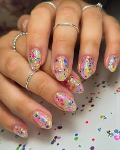 Start the New Year off right with some shimmer + color!! We’ve rounded up tons of New Years Eve nails worth celebrating—like these rainbow confetti New Years nails—to make sure you’ll be the cutest one counting down to midnight! Taylor Swift Nails, New Years Nail Designs, New Years Eve Nails, Metallic Nail Polish, Floral Nail Designs, Metallic Nails, Nail Swag