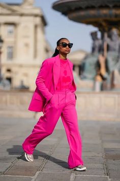 Inspirações de looks monocromáticos coloridos para experimentar Mode Monochrome, Suits And Sneakers, Essential Wardrobe Pieces, Monochromatic Fashion, Fashion Week Outfit, Monochrome Fashion, Autumn Street Style, Fashion Week Street Style