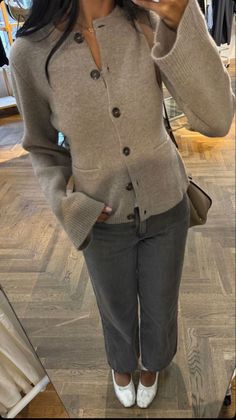 Outfits Ideas Minimalist, Gray Office Pants Outfit, Cashmere Tank Top Outfit, Scoop Neck Sweater Outfit, Lounge Day Outfit, Simple Chic Fall Outfits, Cardigan Elegant Outfit, Fall Outfits Scarves, Chic Clothes Aesthetic