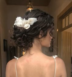 Princess Updo Wedding, Wedding Updo For Wavy Hair, Aesthetic Up Do Hairstyles, Curly Updos For Wedding, Wedding Updo For Curly Hair, Wedding Hairstyles For Brown Hair, Classy Hair Updo, Classy Curly Hairstyles, Classy Updo Hairstyles