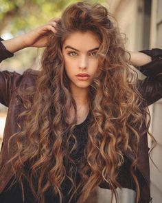 Step-by-step guides to achieve easy and stylish hairdos. Jade Weber, Spring Hair Color, Pinterest Hair, Curly Hair With Bangs, Spring Hairstyles, Dream Hair, Long Curly Hair, Hair Color Trends, Long Curly