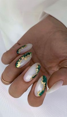 White Nails With Gold Foil, Green And White Nails, Ongles Beiges, White Nails With Gold, Mermaid Nail, Nails With Gold, Emerald Nails, Fall Nail Ideas, Nails Gold