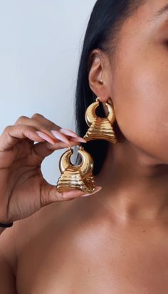 24k Gold plated Earrings. Weight is very light when wearing. Hypoallergenic for sensitive skin. Material is copper and covered in thick gold plating. Statement Dangle Earrings, Chunky Gold Jewellery, Cute Jewelry Aesthetic, Jewelry Black Women, Jewelry Photoshoot Ideas Inspiration, 70s Accessories Jewelry, Minimal Gold Earrings, Minimal Gold Necklace, Yellow Products