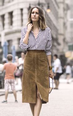 Rok Tile, Suede Skirt Outfit, Striped Boyfriend Shirt, Midi Outfits, Paris Mode, Trendy Skirts, Suede Skirt, A Skirt