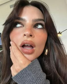 Emily Ratajkowski Makeup, Work From Bed, Wife Style, Bold Makeup, October 19, Emily Ratajkowski, Makati, Summer Nail