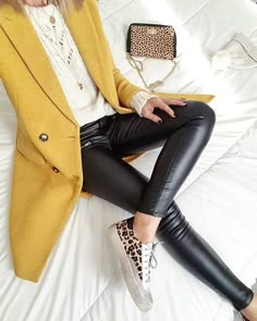 Outfits Leggins, Look Legging, Fall Fashion Coats, Jean Jacket Outfits, Yellow Blazer, Double Denim, Print Shoes, Black Women Fashion, Selling Clothes