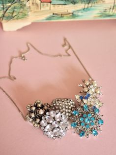 How to make an upcyled vintage brooch necklace tutorial Kay Adams, Diy Necklaces Tutorial, Upcycled Vintage Jewelry