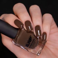 Milk Chocolate Nail Polish, Chocolate Brown Tips Nails, Trending Nail Paint Shades, Brown Nails Tan Skin, Pretty Nail Colors For Fall, Dark Brown Nail Color, Pearl Brown Nails, Espresso Nail Color, Brown Nail Ideas Chocolate