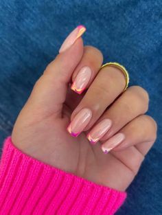 Are you looking for colored French tip nails to put a modern twist on a classic manicure? If so, you’ll love these 40 unique ideas for your next nail set, just like this pink chrome design. Chrome Nails Designs, Broken Nails, Pink Chrome, Summery Nails, Pretty Nail Designs, Tip Nails