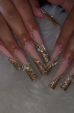 Prom Red Nail Designs, Birthday Nails For Sweet 16, Good Prom Nails, Gold Prom Dress With Date, Nude Prom Nails, Black And Gold Birthday Nails, Gold Makeup Looks For Prom, 21st Birthday Nails Acrylic, Prom Nails Gold