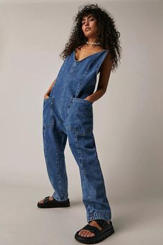 High Roller Jumpsuit - Free People - Saphire Blue Chique Outfit, Jeans Overall, Loose Jumpsuit, Outfit Chic, Denim Overalls, Look Casual