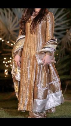 wedding dress Golden Tissue Suit, Baat Pakki, Pakistani Formal Dresses, Velvet Dress Designs, Golden Dress, Pakistani Wedding Outfits, Pakistani Fashion Party Wear, Beautiful Pakistani Dresses, Indian Dresses Traditional