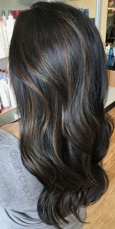 There are a number of factors that can influence how fast your hair can grow and some of these include your diet, your state of health, any medication you’re taking, hormonal influences… Brown Hair And Highlights, Black Hair Balayage, Dark Brunette, Black Hair With Highlights, Dark Hair With Highlights, Low Lights Hair