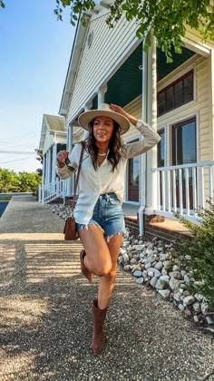 Texas Fashion Woman, Shorts Spring Outfit, Austin Texas Outfits, Winery Outfit Ideas, Summer Wineries Outfit, Outfit Inspo Date Night, Winery Outfit Summer, Texas Outfits, Trip Outfit Summer