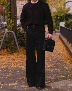 What was the dress code again? Guess I missed the memo 🤓 (Outfit breakdown) Glasses @migastudio_official Knit @cosstores Jacket @olakalaofficial Trousers @dorotheeschumacher Boots @fbfashionboots Bag @beara_beara Shirt @olympmen Tie @burberry Belt @zara #minimalhouse1 #layering #mensfashion #explore #shearlingjacket #widelegtrousers #flaredtrousers #uniformdisplay Wide leg trousers/ loafers/ shearling jacket/ knit/ knitwear / layering / falloutfit inspo / classy style / men’s st... Men Casual Suit Outfit, Men’s Wide Leg Trousers Outfit, Manager Outfit Men, Wide Leg Trousers Outfit Men, Mens Work Outfits Office Wear, Men’s Autumn Fashion, Casual Suit Outfit Men, Smart Business Casual Men Work Outfits, Outfit Suit Men