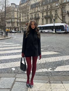 Red Tights Outfit, Burgundy Tights, Outfit Elegantes, Red Tights, Paris Outfits, Tights Outfit