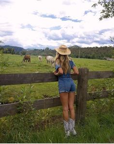 Western Wear Ideas, Miley Stewart Summer, Spring Hiking Outfits, Cowgirl Photoshoot, Cowgirl Photo, Cowgirl Style Outfits, Hiking Outfits, Country Summer