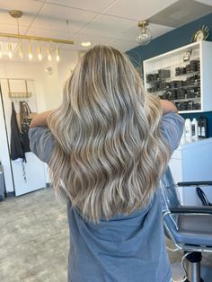 Highlights On Light Brown Curly Hair, Ash Brown Lowlights In Blonde Hair, Blonde Tones Shades, Dirty Blonde Hair Ashy, Dark Hair With Ashy Highlights, Dark Roots With Blonde Highlights, Blonde Types, Cool Blonde Highlights On Brown Hair, Ash Blonde Hair With Highlights