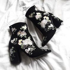 Hak Tinggi, Bota Over, Mode Shoes, Embroidered Boots, Stil Boho, Floral Fit, Crazy Shoes, Shoe Obsession, Sock Shoes