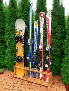 there are many skis in the holder outside