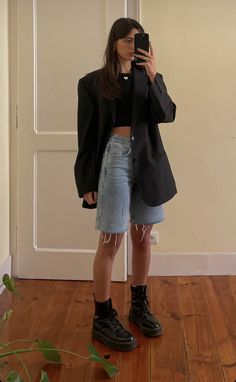 Casual Grunge Aesthetic, Australian Spring Outfits, High Waisted Black Skirt Outfit, Emily Haines Style, White Platform Docs Outfit, Winter Jorts Outfit, Vagabond Shoes Outfit, Wearing Boyfriends Clothes, Jorts Outfit Ideas