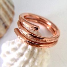 Hammered Copper Spiral Ring Wedding Anniversary Wife, Wrap Around Ring, Jewelry Magic, Wave Jewelry, Wire Jewelry Rings, Rings Diy, 7th Wedding Anniversary, Copper Jewellery, Junk Jewelry